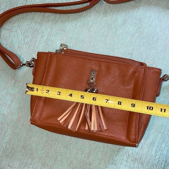 Tan cross-body purse with stylish tassels and many organizing compartments NEW - Picture 8 of 15